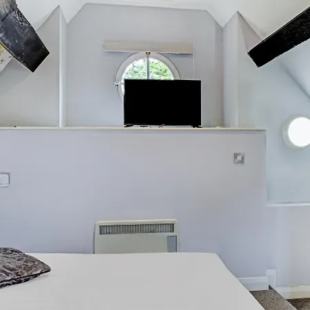 Hotel Oyo Dovecote 3*